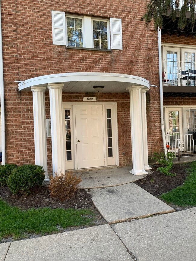 692 Quincy Bridge Ln Unit 202, Glenview, IL 60025 Condo for Rent in