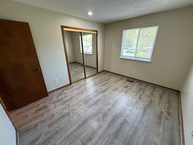 Building Photo - 209 NW Gibson Ct