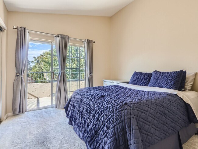 Foto del edificio - Evolve Real Estate: Bright 1 Bedroom Condo with  Private Garage near DTC!