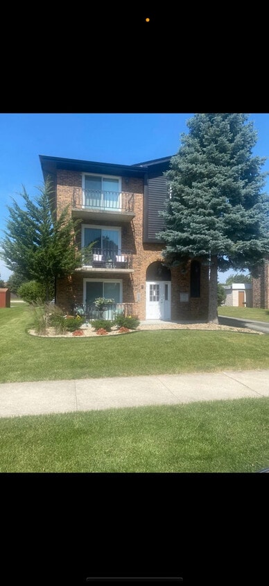 Primary Photo - 16552 Crescent Ave