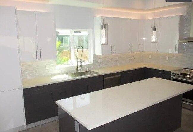 Building Photo - 6848 Encino Ave