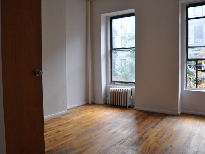 Foto principal - 523 E 83rd St