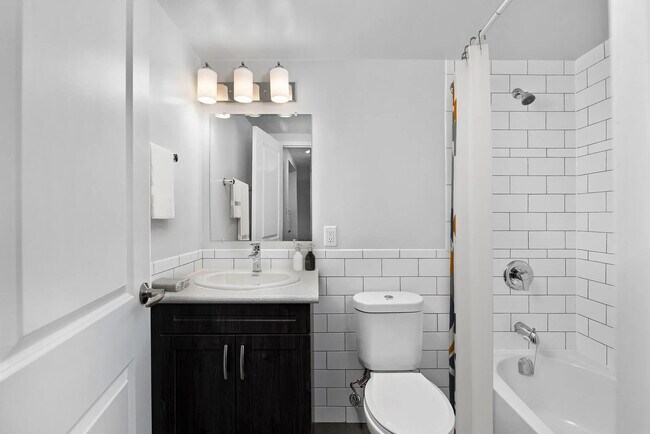 Photo du bâtiment - 2055-2057 Barsuda Dr