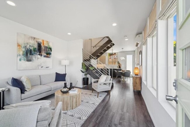 Building Photo - 3 bedroom in Seattle WA 98199