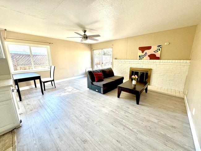 Building Photo - 25385 Calaroga Ave