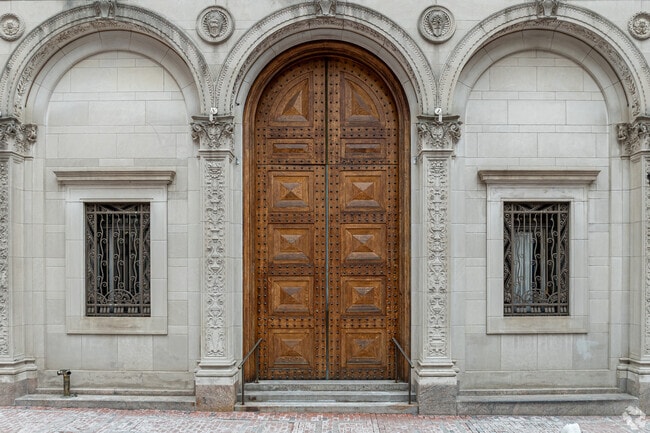 Entrada - The Society Apartments on Pratt