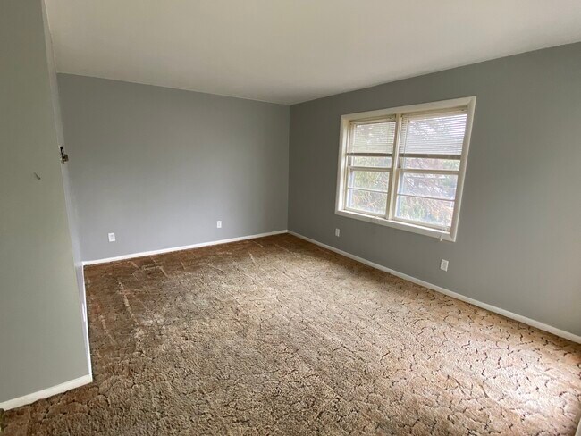 DSCF0962 - 214 S Bloomington St