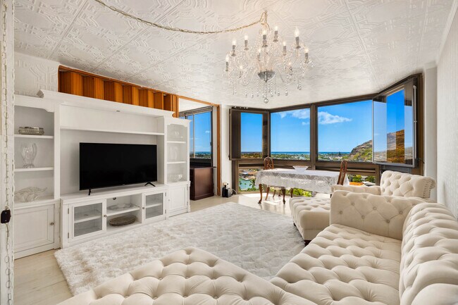 Building Photo - 501 Hahaione St