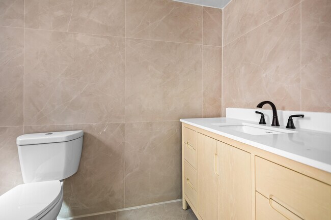 Foto del edificio - 1880 SW 17th Ave