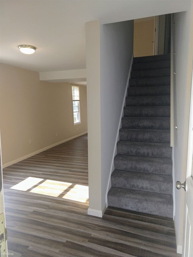 Building Photo - 3 br, 1.5 bath Duplex - 44 W Donegal St