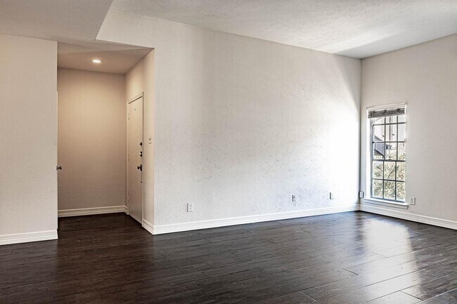 Foto del edificio - 10432 High Hollows Dr