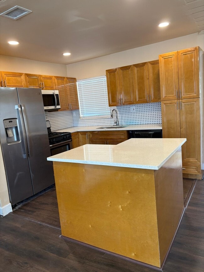 Building Photo - 2205 A E Isaacs Ave