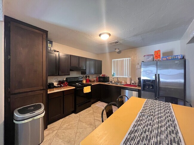 Foto del edificio - 740 SW 4th Pl