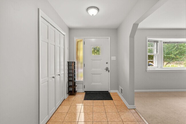 Foto del edificio - 5 Bed 3 Bath - Chevy Chase Rambler - Move ...
