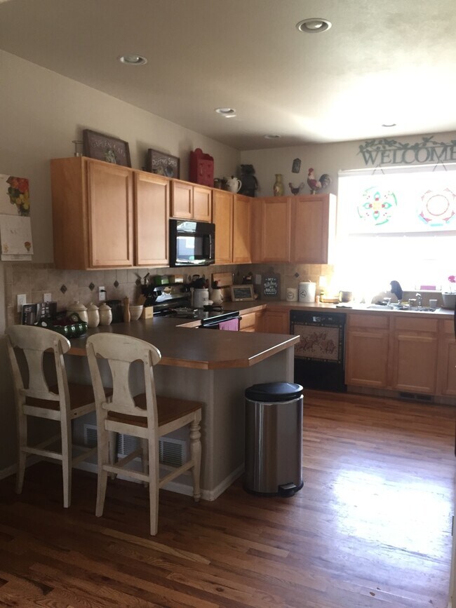 Building Photo - Beautiful, Dog Friendly,  3 Bedroom, 2.5 B...