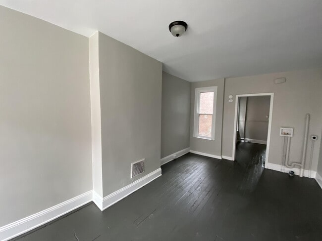 Building Photo - 116 Neater St