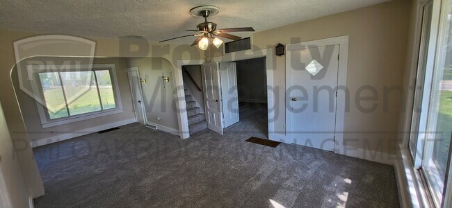 Foto del edificio - Country 3 Bedroom Apartment with Detached Garage