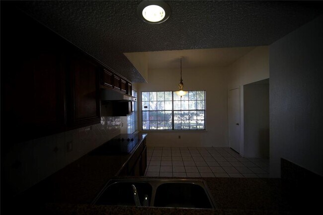 Foto del edificio - 12051 Spring Grove Dr
