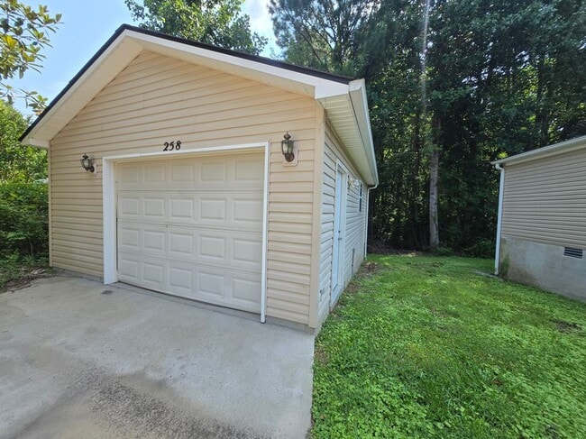 Building Photo - 258 Dartmoor Dr