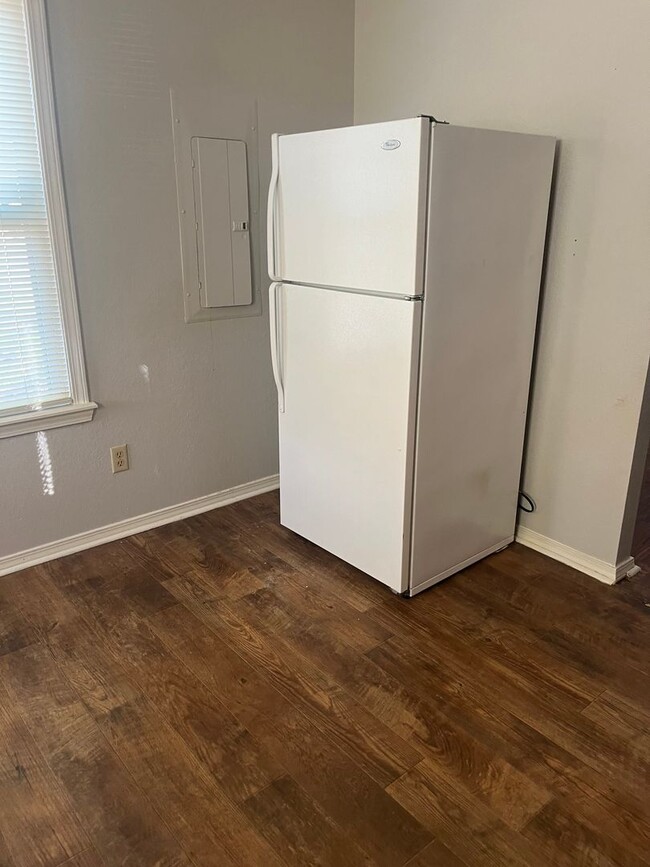 Building Photo - MOVE IN SPECIAL 2 bedroom 1 bath house