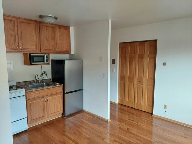 Building Photo - 2210 Pillsbury Ave