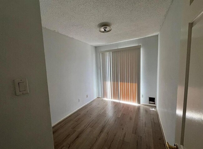Building Photo - 2830 S Bartell Dr