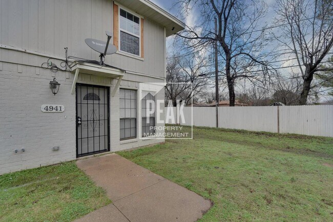 Building Photo - Prime Location Townhome Offer Just Minutes...