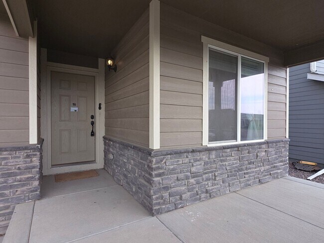 Foto del edificio - MASSIVE 5 Bedroom Home In Bennett!