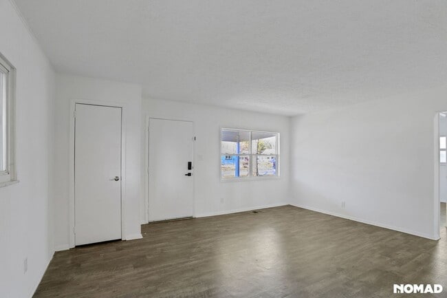 Building Photo - 878 Antwerp Rd