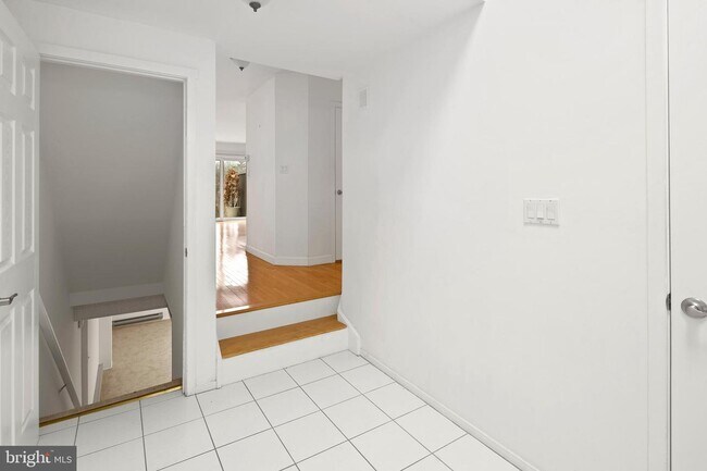 Building Photo - 459 Sayre Dr