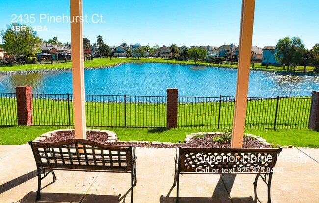 Building Photo - Large golf course view home