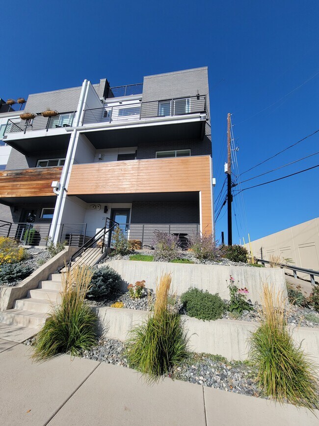 Building Photo - 2851 W 21st Ave