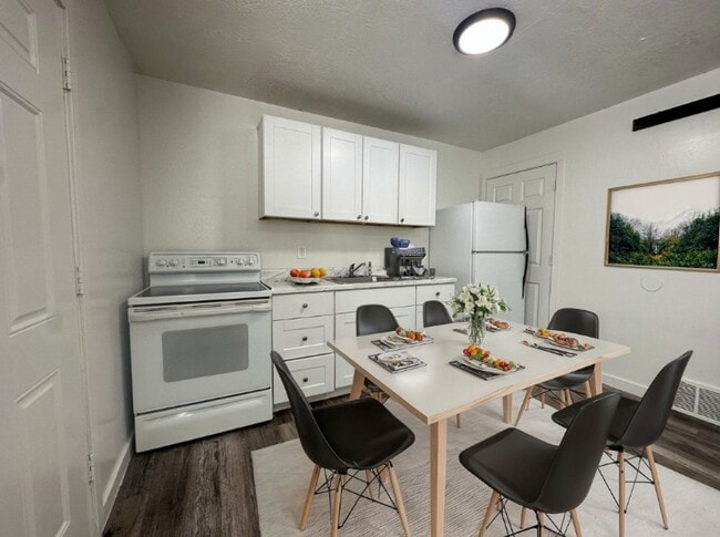 Building Photo - 2515 S Parkcrest Dr