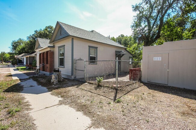 Building Photo - 17 Small Ave