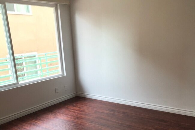 Foto del edificio - 2550 S Barrington Ave