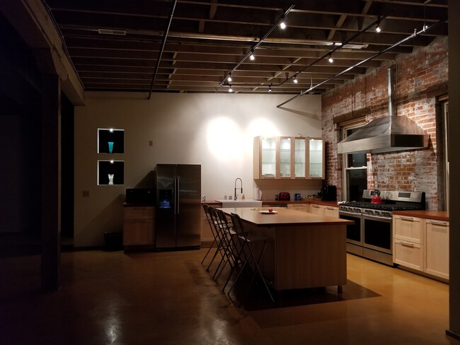 Foto del edificio - 1220 Harrison Ave