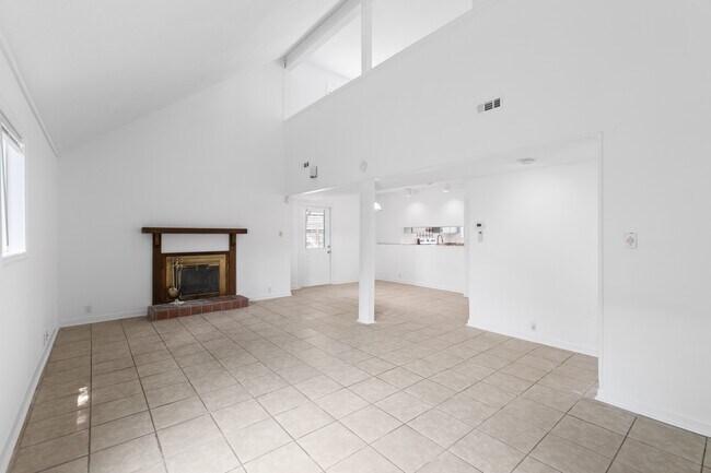 Foto del edificio - 220 W Saltwood Pl