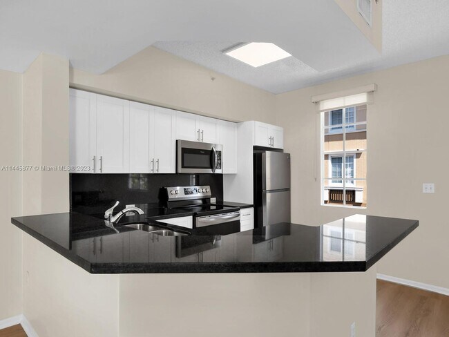 Foto del edificio - 2821 NE 185th St #404
