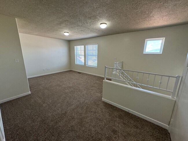 Foto del edificio - Spacious 2-Story Home with 3-Car Garage in...