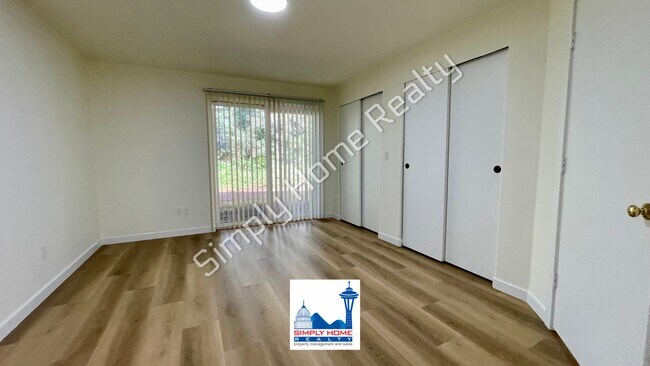Building Photo - MOVE-IN READY LUXURY RENTAL - Beautifully Renovated 3 Bedroom, 2 Bathroom Duplex in Quiet Cul-de-...