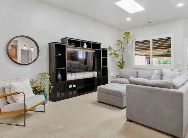 Building Photo - 529 E Dry Springs Ln