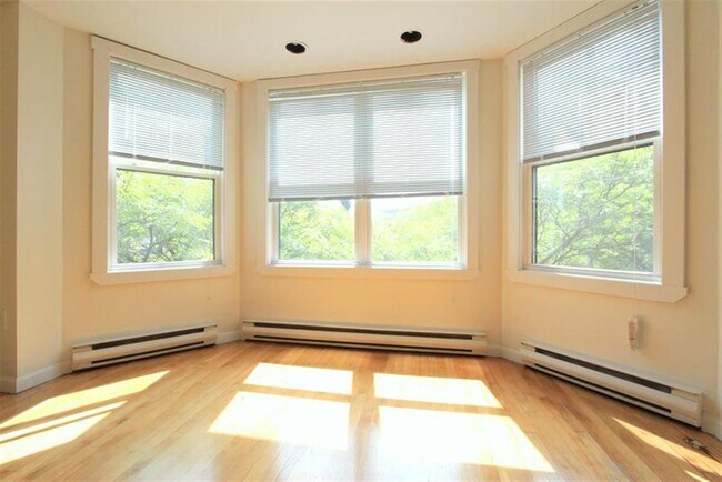 Building Photo - 35 Davis Sq