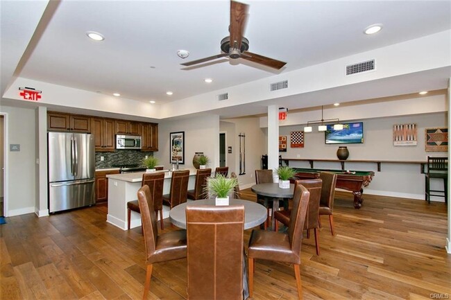 Foto del edificio - 627 Deep Valley Dr