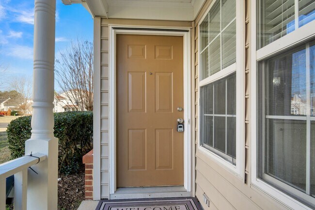 Foto del edificio - Updated 3-Bed, 2.5-Bath Yorktown Condo with Modern Kitchen, Parking & Community Amenities