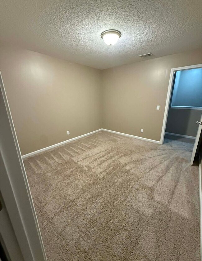 Building Photo - 4 Bed 2.5 Bath Two-Story Home