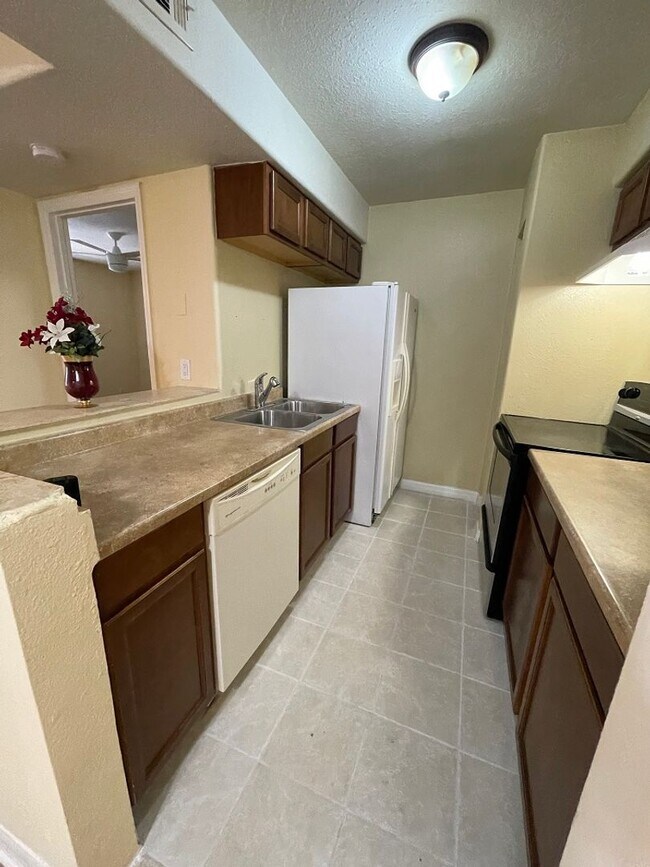 Building Photo - Ground floor condo in Brandon