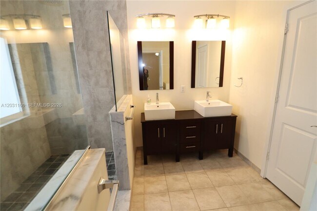 Foto del edificio - 609 NE 28th St