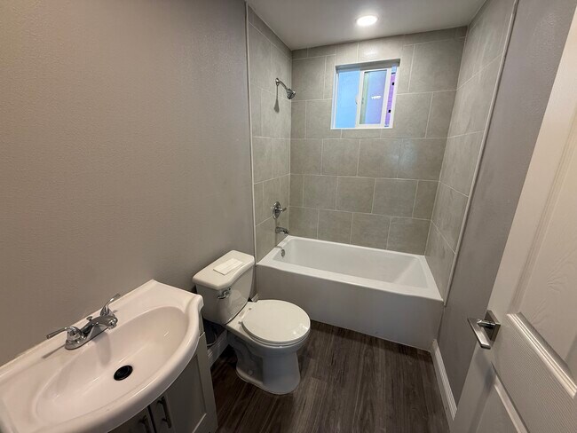 Foto del edificio - 3428 S Budlong Ave