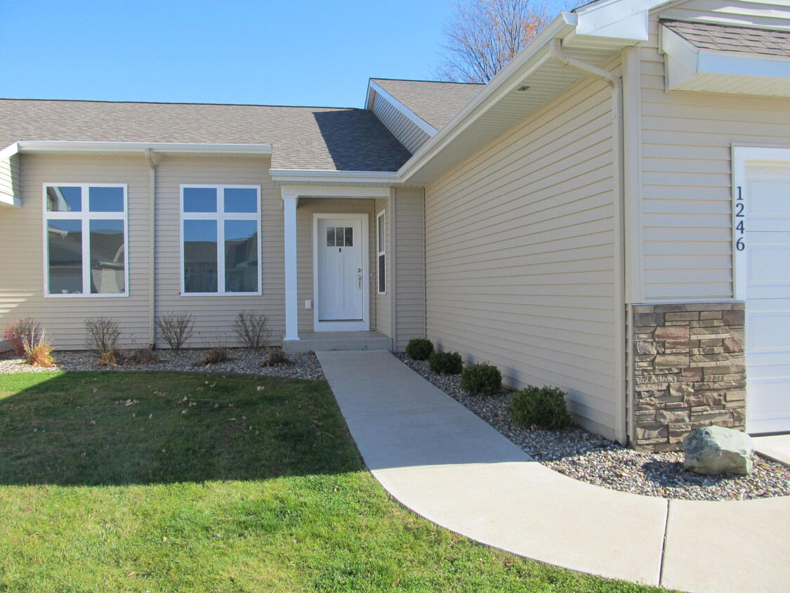 Primary Photo - 1248 S Village Cir