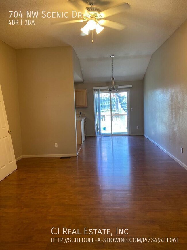Foto del edificio - 704 NW Scenic Dr
